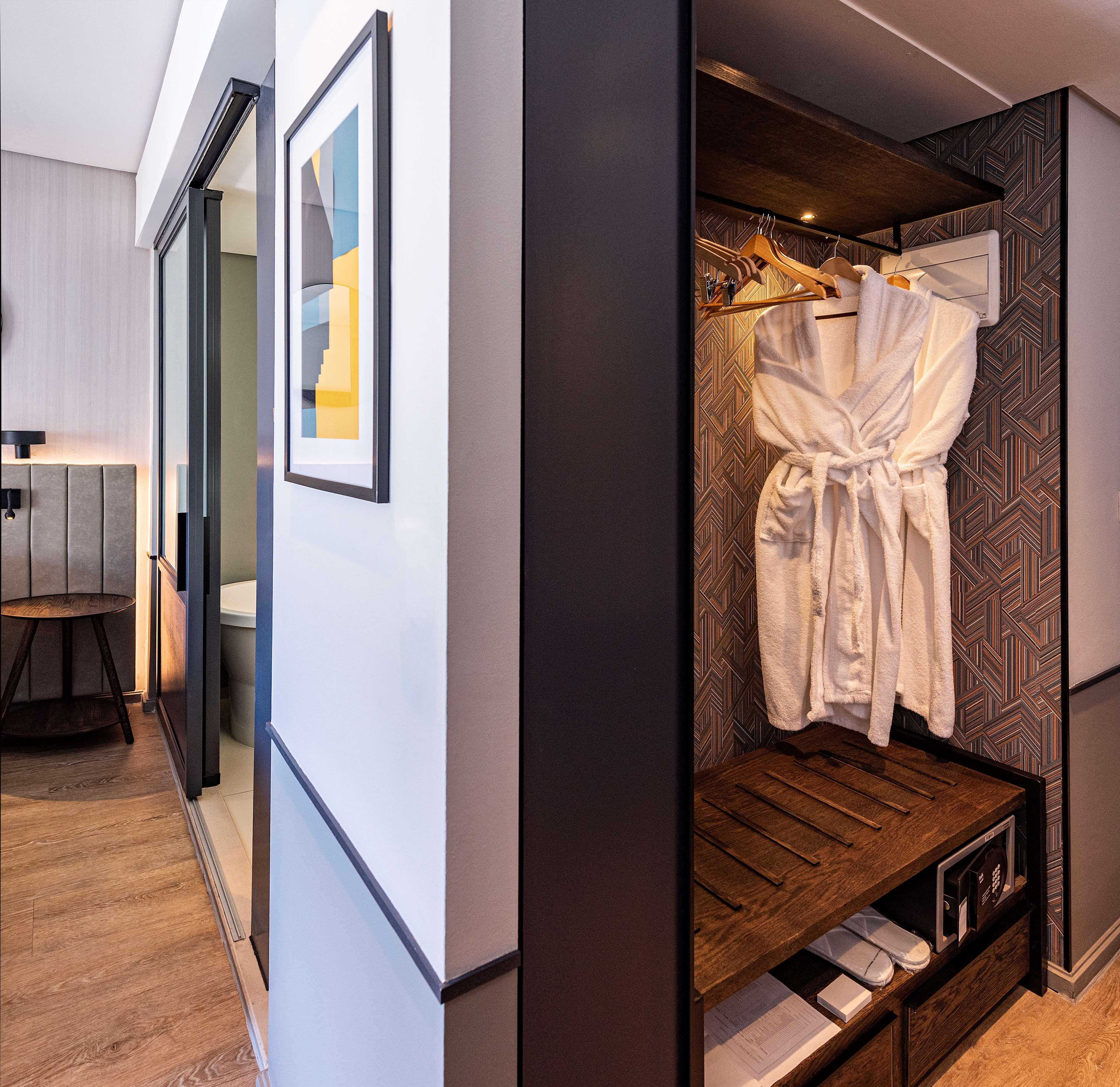 Hyatt Regency Cape Town Hotel Luaran gambar A bathrobe hanging in a closet