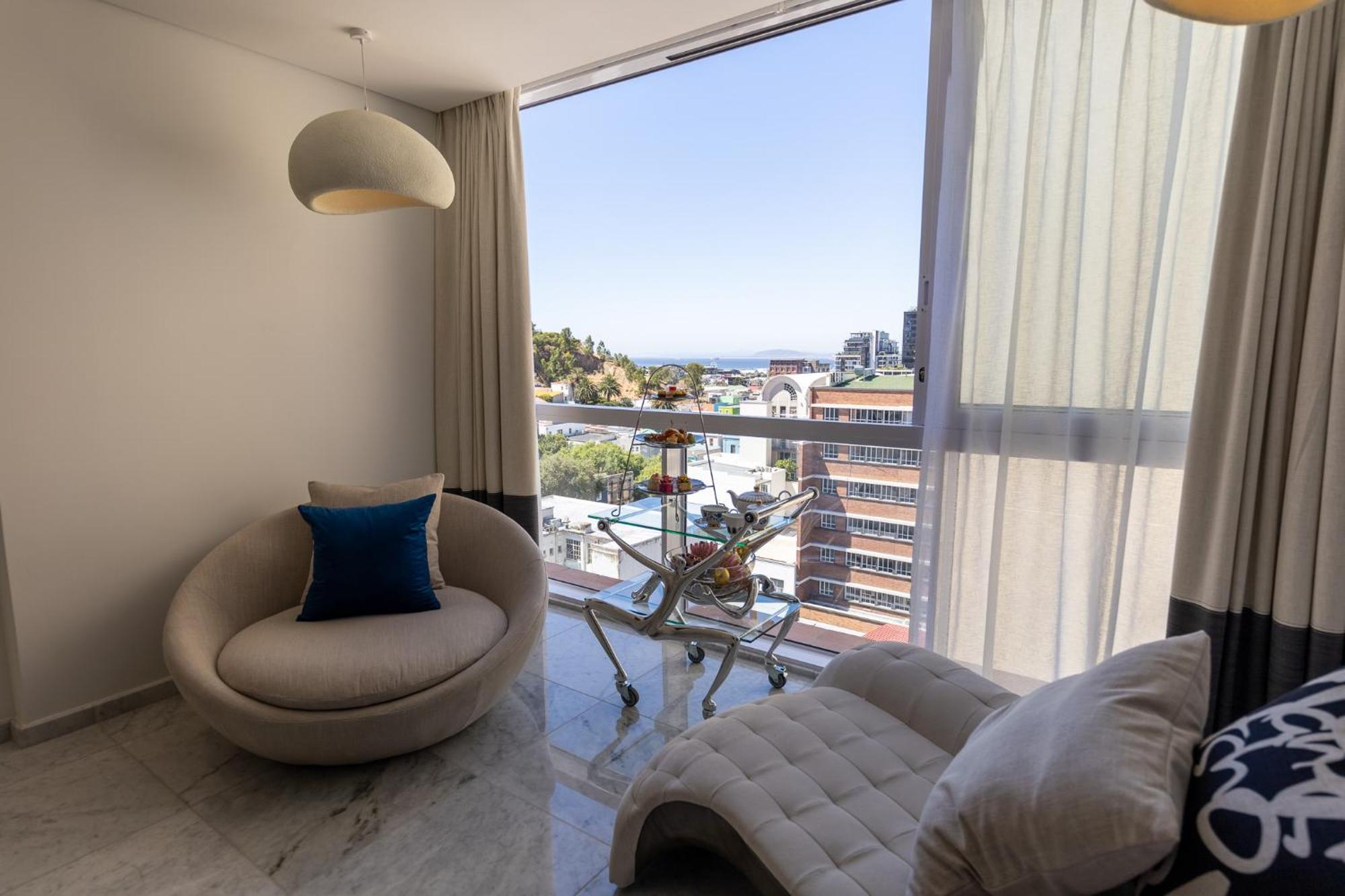 Hyatt Regency Cape Town Hotel Luaran gambar A view of the city from a bedroom at the hotel