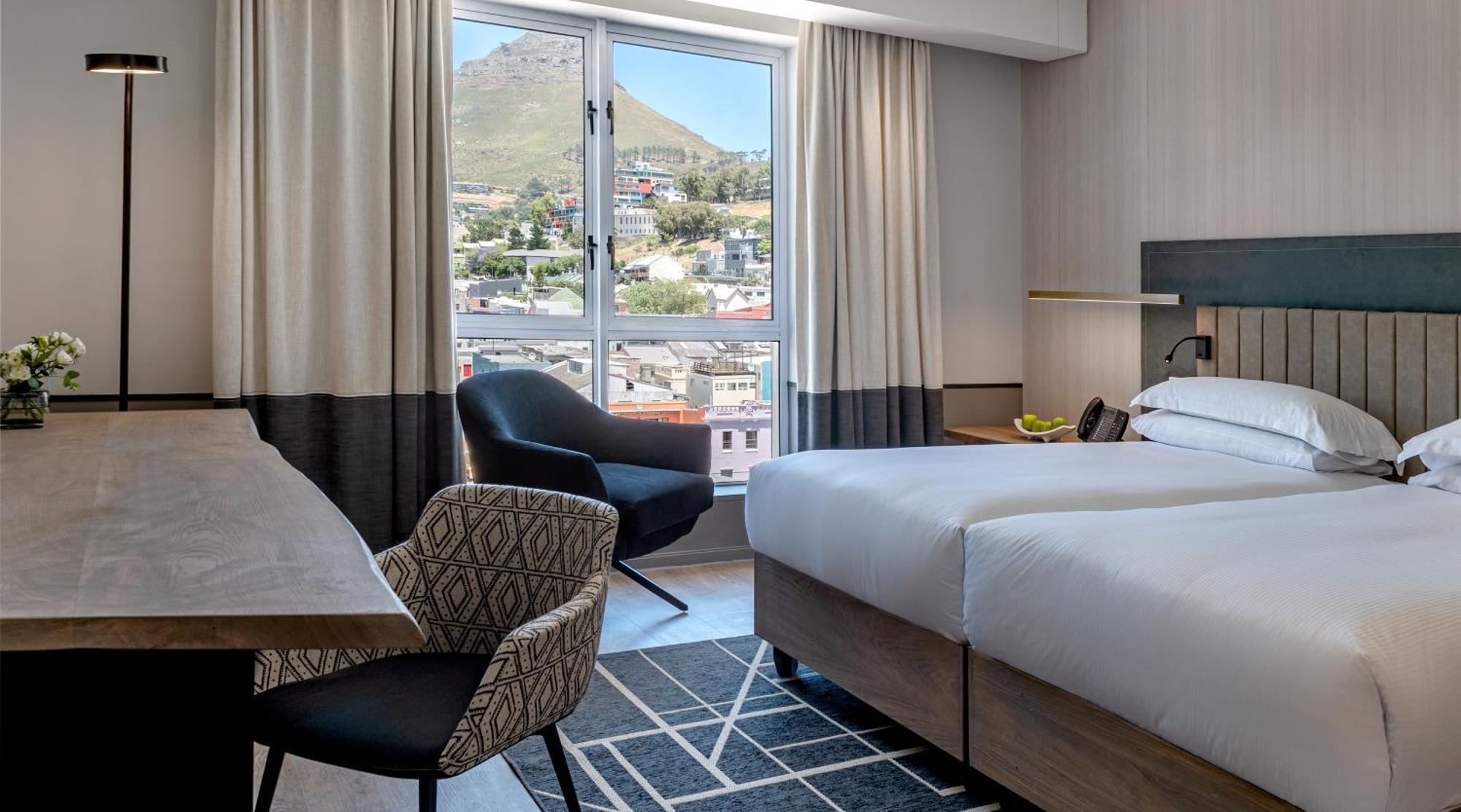 Hyatt Regency Cape Town Hotel Bilik gambar A guest room at the Cape Town Protea Hotel